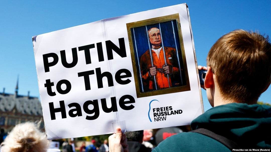 Demonstranti se okupljaju ispred Međunarodnog suda pravde u Hagu tražeći hapšenje ruskog predsjednika Vladimira Putina, 7. maj 2024. godine.