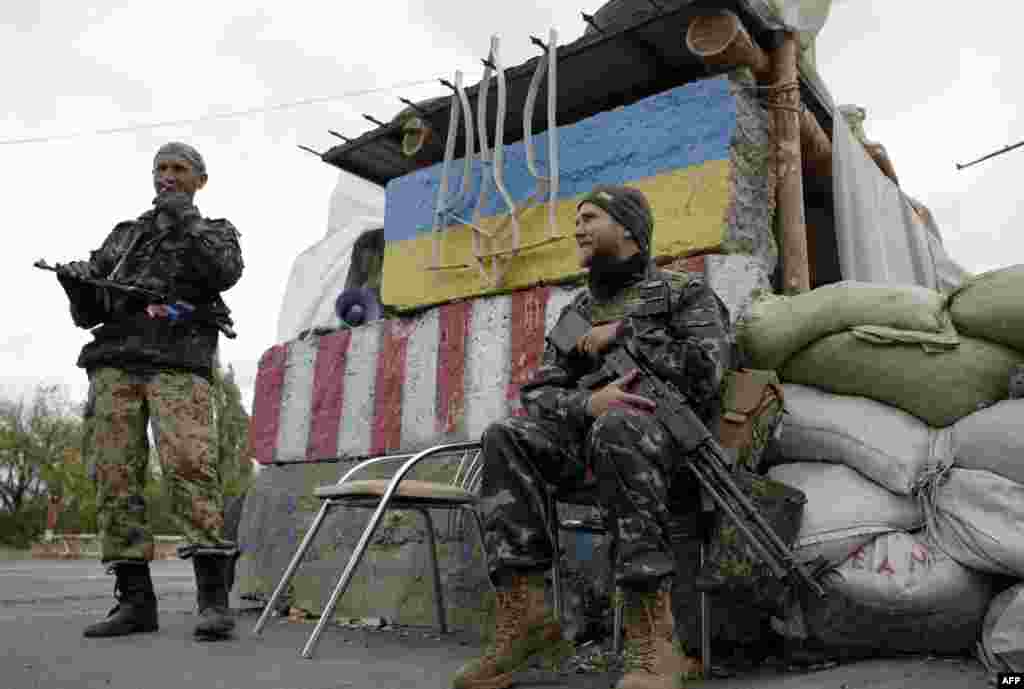 Українські військовослужбовці на КПП перед Дебальцево в Донецькій області, 23 вересня 2014 року