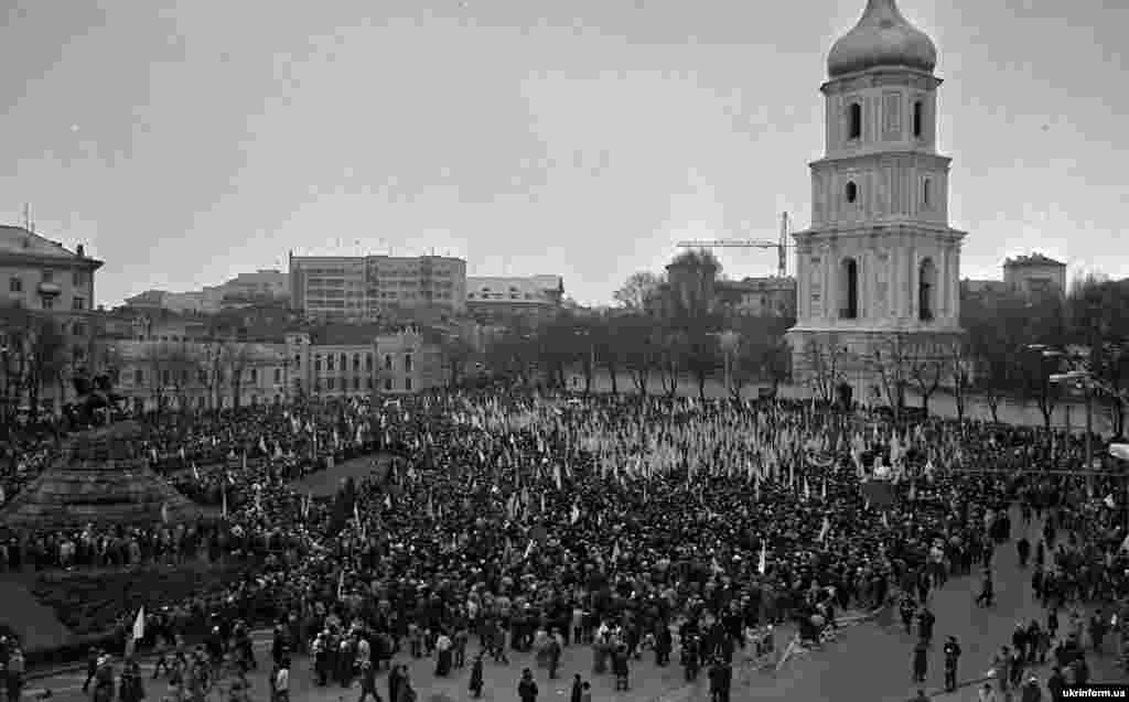 Мітинг у столиці України на Софійському майдані (на той час площі Богдана Хмельницького) після завершення «Живого ланцюга» в рамках відзначення історичного Акту Злуки УНР і ЗУНР в 1919 році. Київ, 21 січня 1990 року