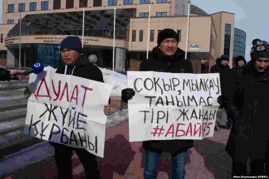 Нұр-Сұлтанда наразылыққа келген белсенділер. Олардың бірі қолындағы плакатта қазақ ақыны Абай Құнанбайұлының өлеңіндегі "Соқыр мылқау танымас тірі жанды..." деген жолды жазып алған. 