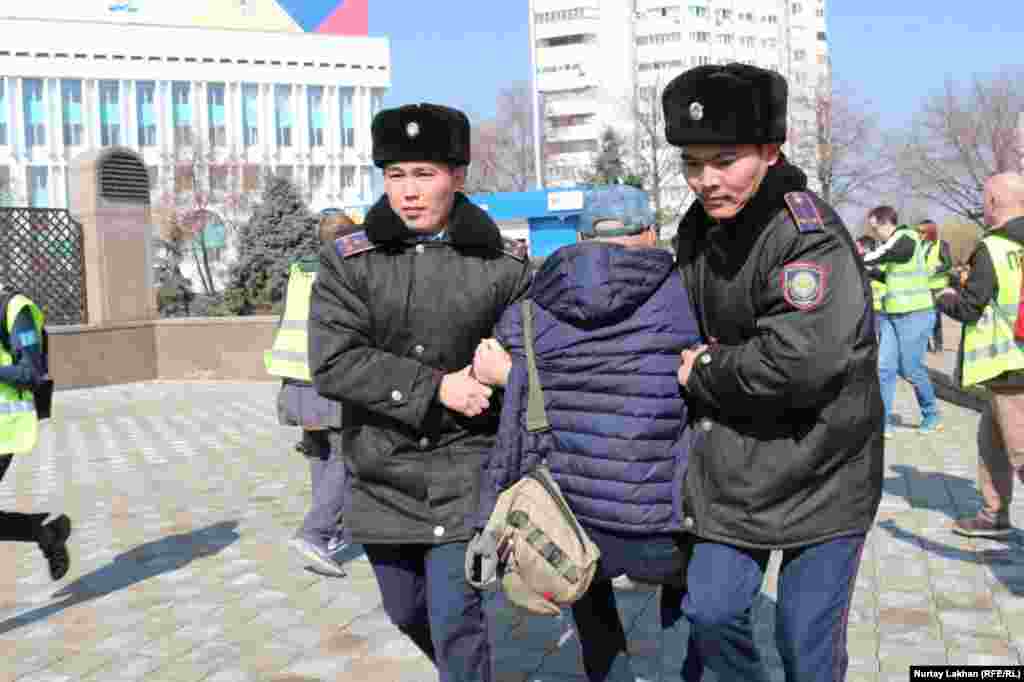 Алматыда полиция алаңға келгендердің бірін күштеп әкетіп барады. Билік 1 наурызға белгіленген шеруді заңсыз деп санайды. 28 ақпанда бас прокуратура демалыс күні митингіге шыққандар жазаланатынын ескерткен. 