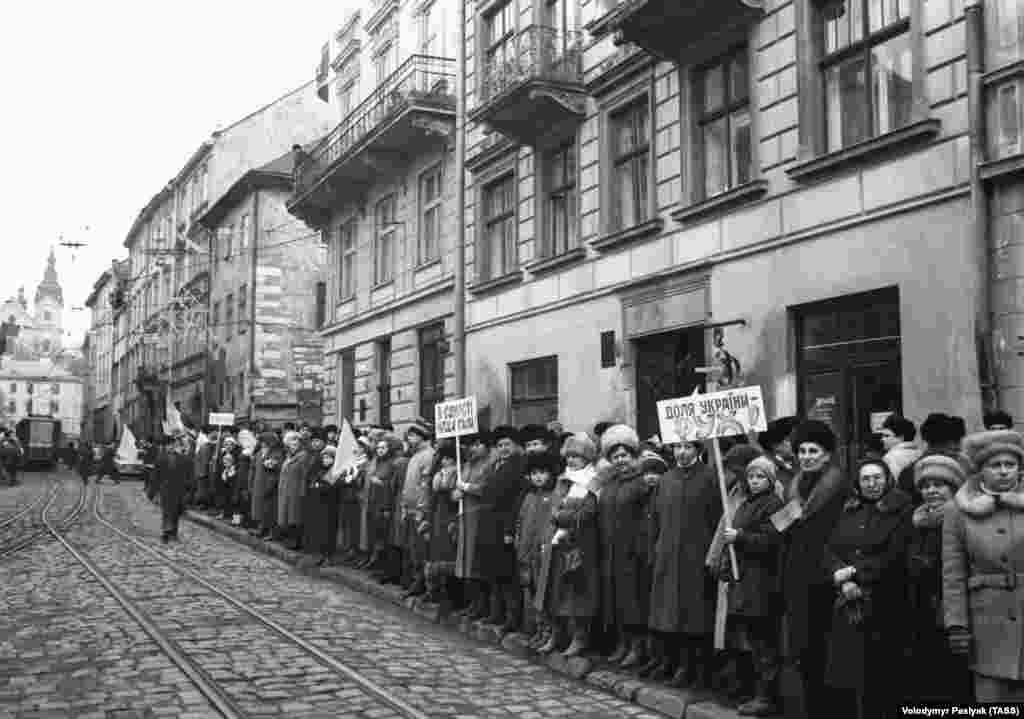 Львів. Акцію «Українська хвиля» організував Народний рух України, його очолював Іван Драч, а головою виконавчого органу – Секретаріату – був колишній політв'язень Михайло Горинь. Підготовка «Живого ланцюга» почалася ще у вересні 1989 року, організатори від різних областей збиралися на наради щомісяця чи й раз на два тижні. Іван Драч згодом у своєму щоденнику зробив запис щодо «Живого ланцюга»: «Ідею подав дисидент Валентин Мороз, назву дав Олесь Гончар, найбільше агітував Дмитро Павличко, організатор – голова Секретаріату Руху Михайло Горинь». А дехто був проти, бо боявся, що на акцію ніхто не прийде