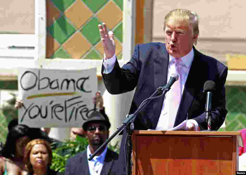 Трамп выступает на шествии движения "Чаепитие" во Флориде в 2011 году. В речи, обращенной к ультраконсервативной фракции Республиканской партии он обрушился с критикой на Барака Обаму. В том году он начал кампанию под лозунгом, на самом ли деле Барак Обама родился в США. 