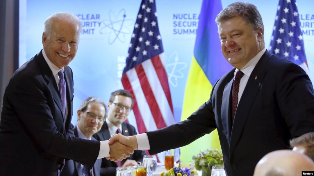 Президент України Петро Порошенко (праворуч) і віце-президент США Джо Байден під час зустрічі в рамках саміту з ядерної безпеки у Вашингтоні, 31 березня 2016 року