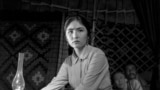 Клара Юсупжановага арналган көргөзмө &quot;Жолборс жайлоодо эки уйду жарды&quot; аталып, ага өнөр ээсинин кыргыз тасмаларында таберик болуп калган бир нече сүрөттөрү коюлду.<br />
<br />
Мындан сырткары маданий саамалыкта сүрөтчүлөр Белек Кошоев, Кубанычбек Ибраимов, Шайлоо Жекшенбаев, Бахрамжон Темиров жана Асейин уулу Молдокелердин эмгектери илинди.<br />
<br />
(Бул сүрөт кинорежиссер Лариса Шепитьконун &quot;Зной&quot; (&quot;Аптап&quot;) тасмасынан, сүрөт К. Грязновго таандык)