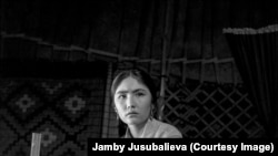Клара Юсупжановага арналган көргөзмө "Жолборс жайлоодо эки уйду жарды" аталып, ага өнөр ээсинин кыргыз тасмаларында таберик болуп калган бир нече сүрөттөрү коюлду.<br />
<br />
Мындан сырткары маданий саамалыкта сүрөтчүлөр Белек Кошоев, Кубанычбек Ибраимов, Шайлоо Жекшенбаев, Бахрамжон Темиров жана Асейин уулу Молдокелердин эмгектери илинди.<br />
<br />
(Бул сүрөт кинорежиссер Лариса Шепитьконун "Зной" ("Аптап") тасмасынан, сүрөт К. Грязновго таандык)