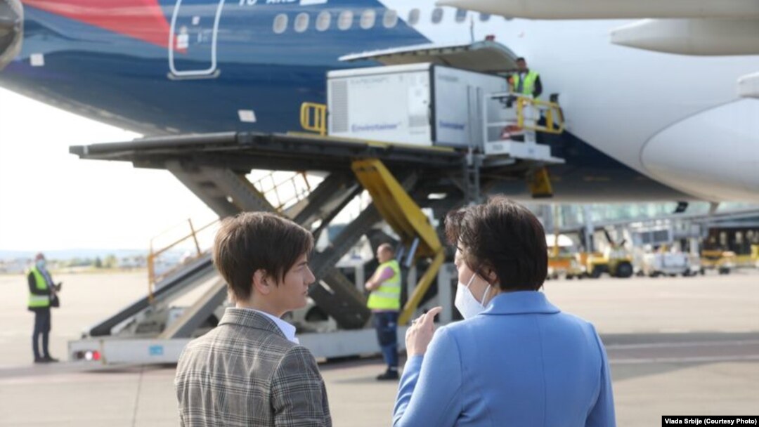 Premijerka Srbije Ana Brnabić i ambasadorka Kine Čen Bo dočekale su na aerodromu u Beogradu poslednju isporuku Sinofarm vakcina, 27. maj