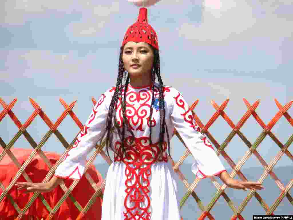 Тойдун негизги көңүлү “Акмөөр сулуусу-2019” сынагына бөлүндү. Бул сынакта Кыргызстандын булуң-бурчунан келген кыздар өнөрлөрүн көрсөтүштү.