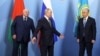 Зліва направо: віцепрем'єр-міністр Вірменії, правитель Білорусі, очільник Росії, президент Казахстану, президент Киргизстану і голова Євразійської економічної комісії Бактижан Сагінтаєв перед засіданням вищої ради Євразійського економічного союзу. Росія, 26 грудня 2024 року