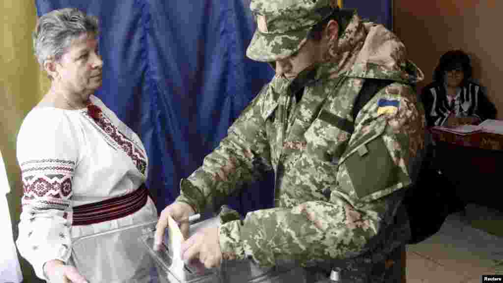 Український військовий під час голосування на виборчій дільниці неподалік Львов, 25 жовтня 2015 року 