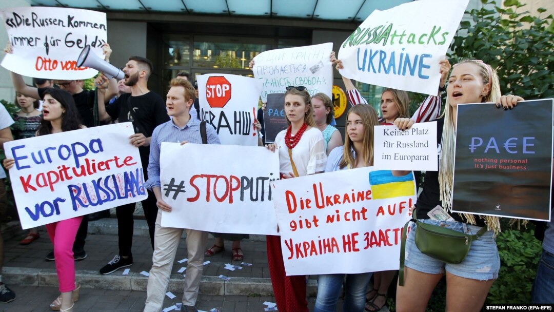 Учасники пікету біля посольства Німеччини в Україні на знак протесту проти рішення Парламентської асамблеї Ради Європи про повернення представників Росії у ПАРЄ. Київ, 25 червня 2019 року