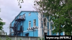 Відремонтована будівля Меджлісу (тильна сторона). Крим, Сімферополь, травень 2025 року