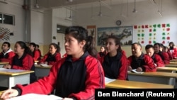 Кашгар шәһәрендә "тәрбия үзәген" хакимият журналистларга күрсәткәндә төшерелгән архив фотосы