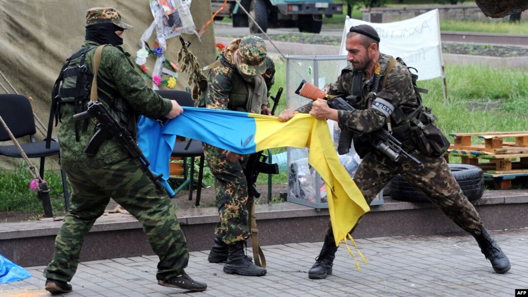 Проросійські бойовики з батьйону «Восток» розривають український прапор, Донецьк, 29 травня 2014 року