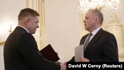 Прем’єр-міністр Словаччни Роберт Фіцо (л) подає прохання про відставку президентові Андрею Кісці, Братислава, 15 березня 2018 року