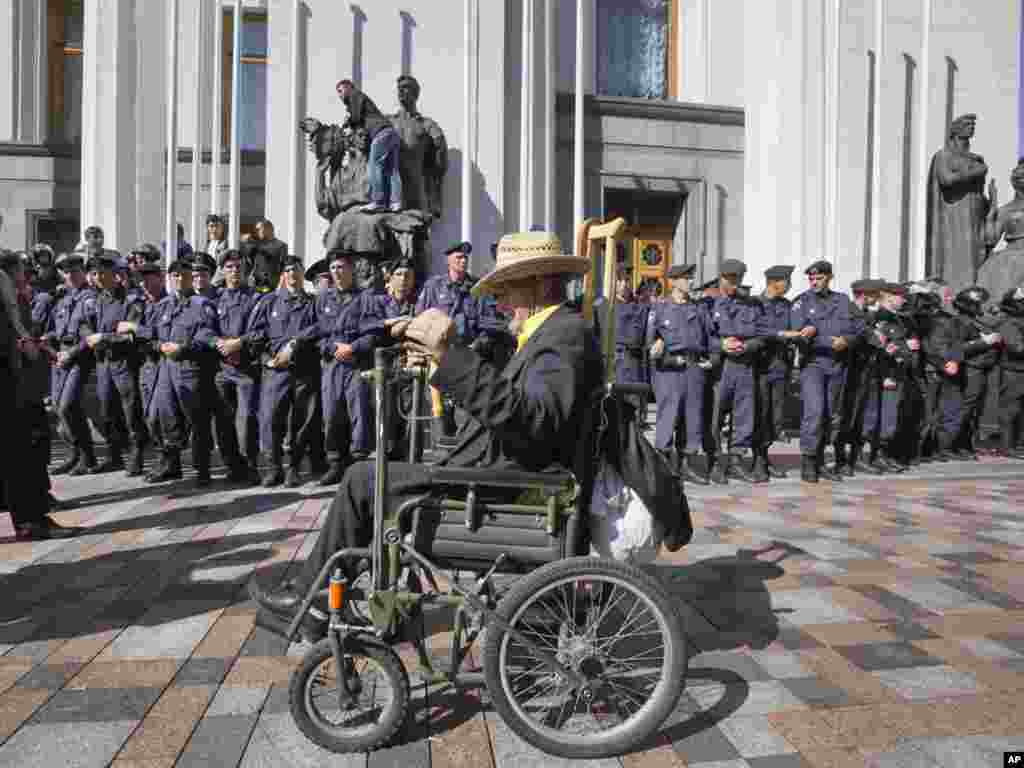 Ukrajina - Černobilski veterani protestiraju protiv nacrta zakona kojim bi im se ukinule povlastice, Kijev, 20.09.2011. Foto: AP / Efrem Lukatsky