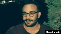 سینا قنبری، یکی از هزاران نفری بود که به دنبال اعتراضات دی ماه سال گذشته بازداشت شد