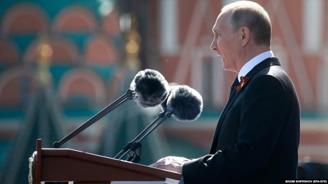 Президент Росії Володимир Путін виступає під час параду у Москві. 9 травня 2018 року