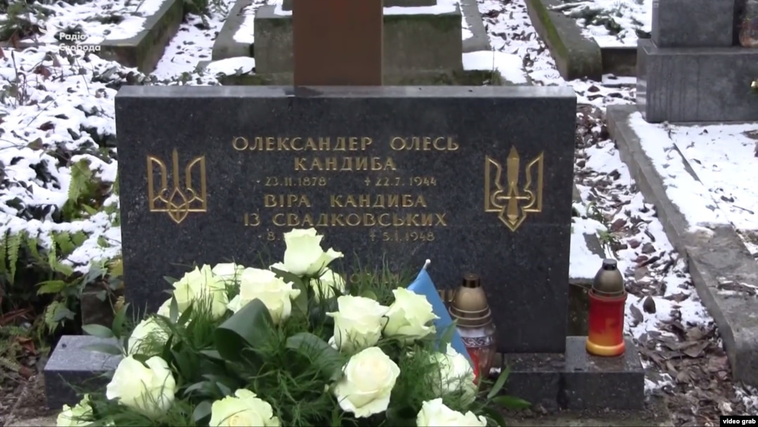 Могила Олександра Олеся та його дружини Віри Кандиби у Празі