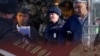 "Паспортуңуз тытылат". Согушка барбаганы үчүн жарандыктан ажыраган мигранттар