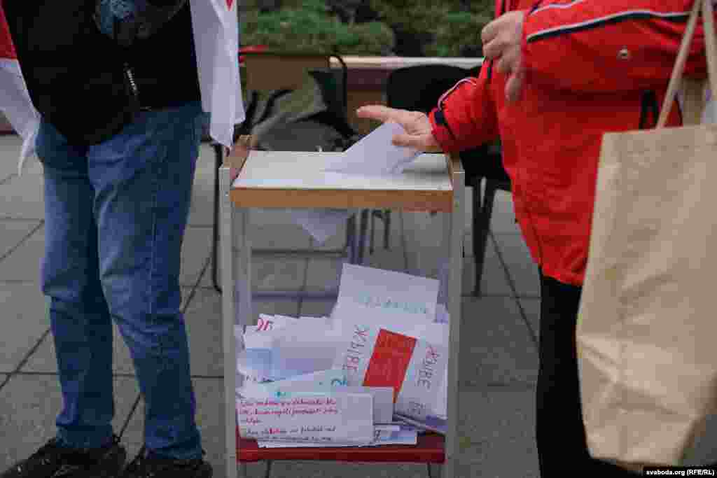 Ахвочым прапанавалі «прагаласаваць» і напісаць сваю думку на тэму выбараў у Беларусі