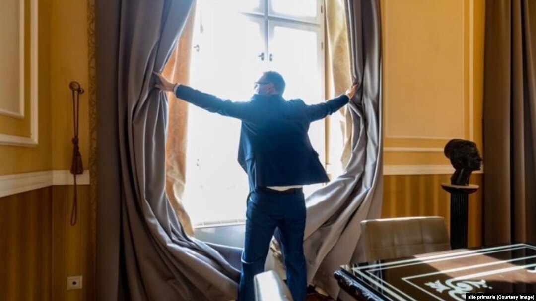 Imagine simbolică a transparentizării Primăriei Timișoara distribuită de primarul Dominic Fritz