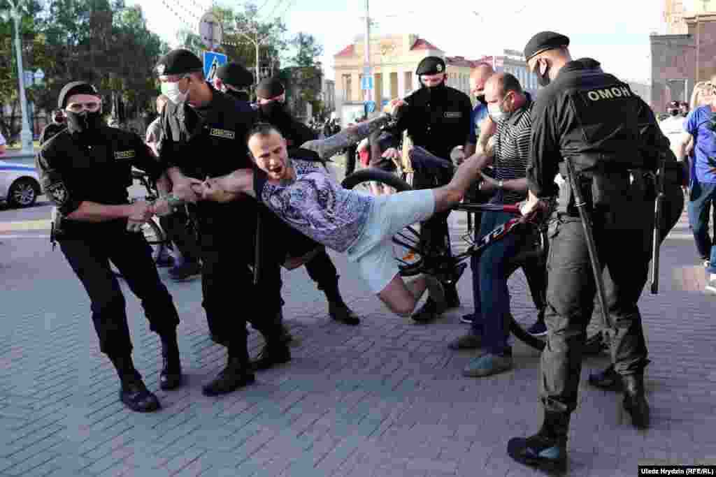 Затрыманьне раварыста падчас акцыі пратэсту ў Менску, 19 чэрвеня. Па ўсёй краіне прайшлі апошнія пікеты для збору подпісаў за вылучэньне кандыдатаў у прэзыдэнты, а таксама акцыі салідарнасьці са зьняволенымі палітычнымі актывістамі і прэтэндэнтам на прэзыдэнта Віктарам Бабарыкам. Паводле зьвестак праваабарончага цэнтру «Вясна», у Менску затрымалі больш за 150 чалавек 